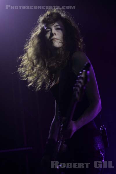 MELISSA AUF DER MAUR - 2010-04-11 - PARIS - La Fleche d'Or - 